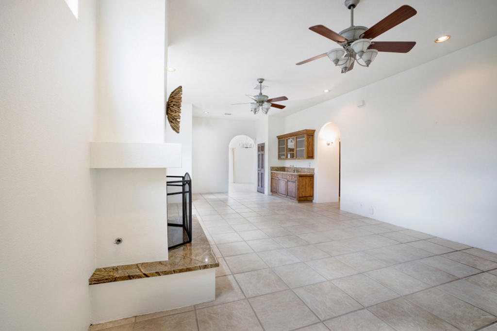 53740 Avenida Navarro