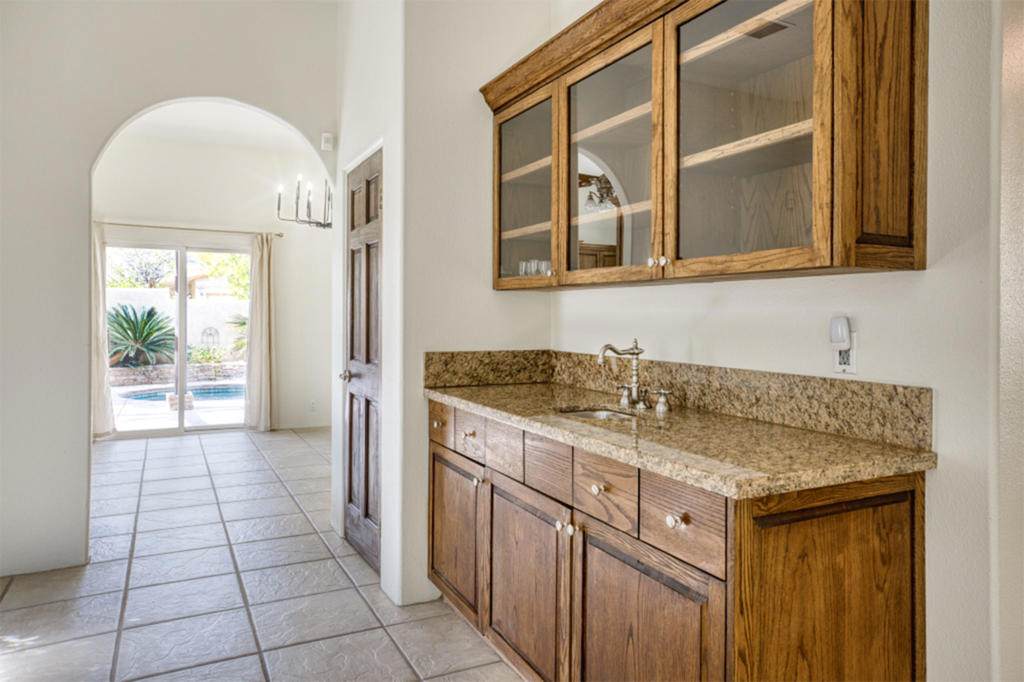 53740 Avenida Navarro