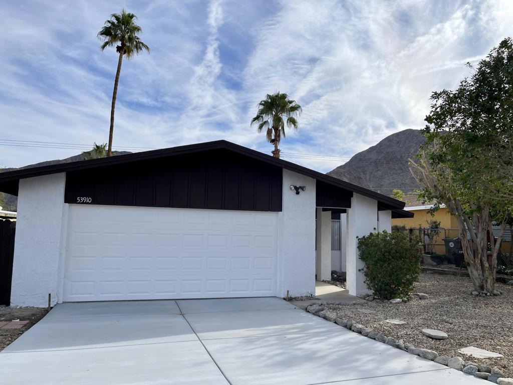 53910 Avenida Herrera