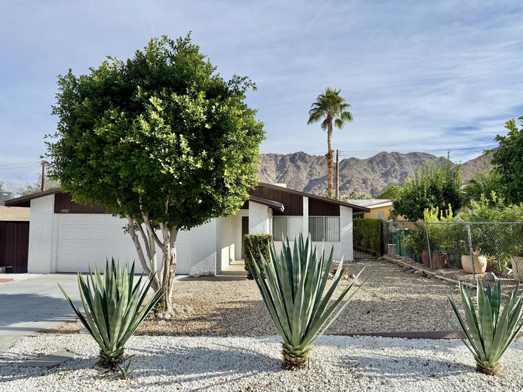 53910 Avenida Herrera