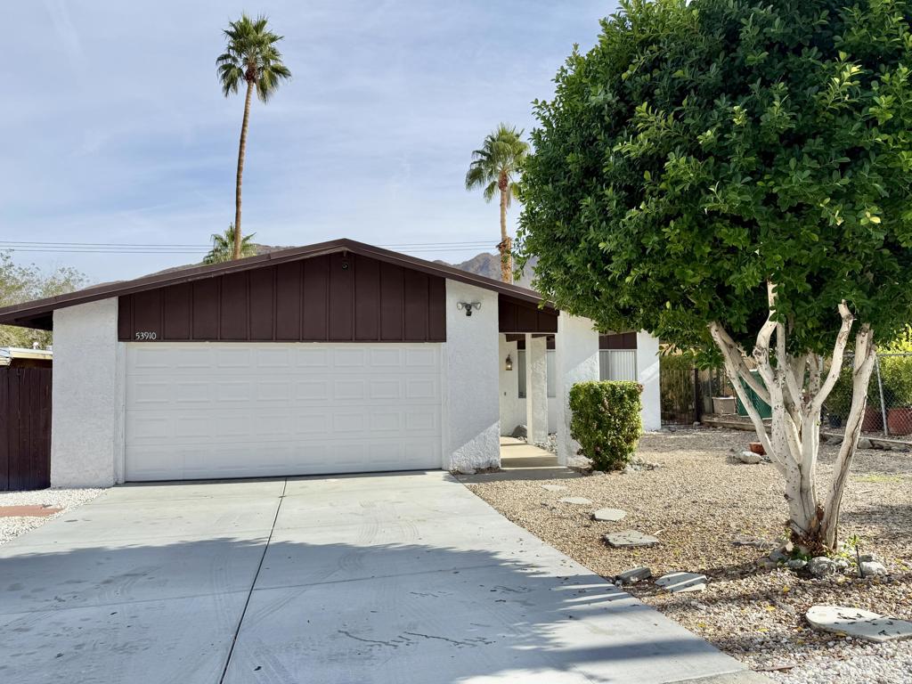 53910 Avenida Herrera