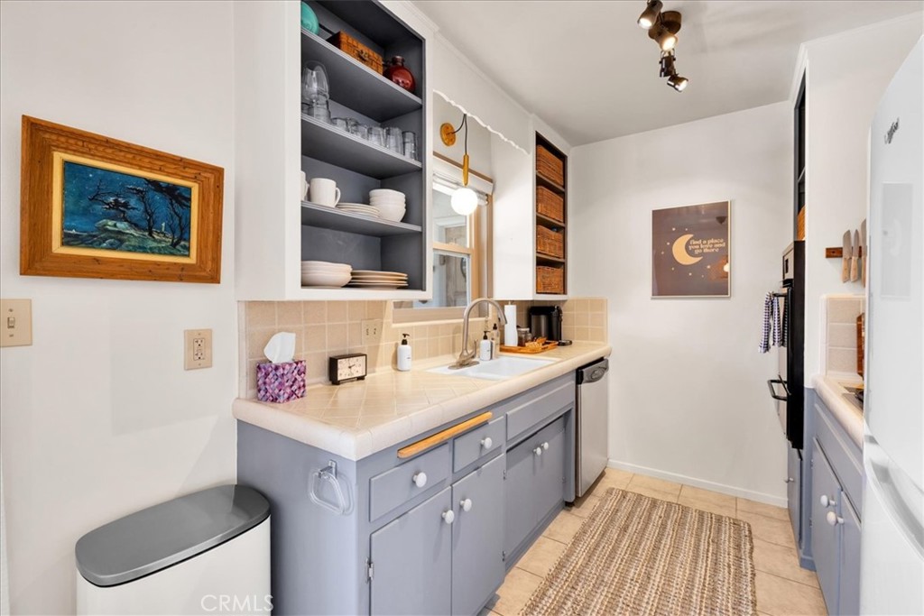 7638 Dumosa Avenue