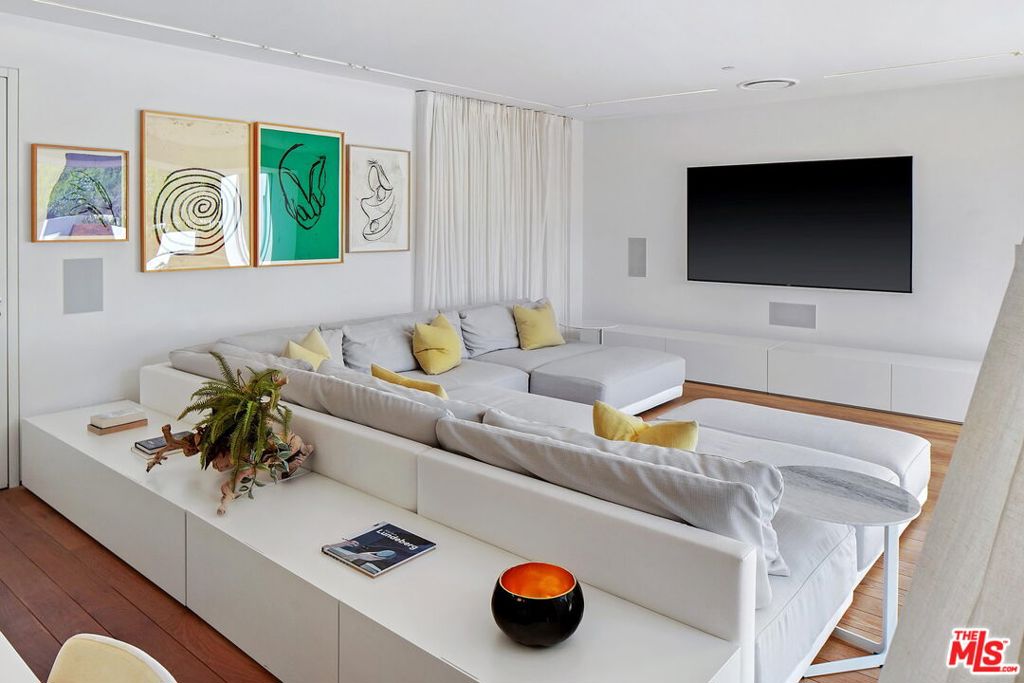 1106 N Hillcrest Road