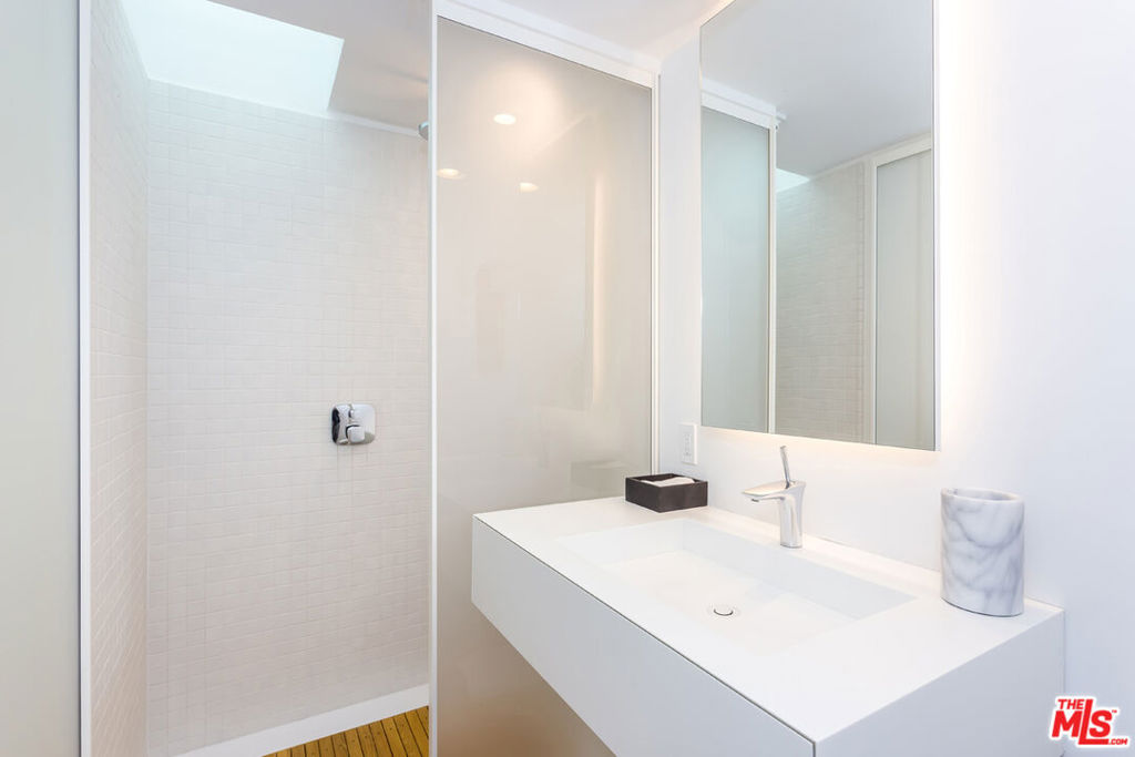 1106 N Hillcrest Road