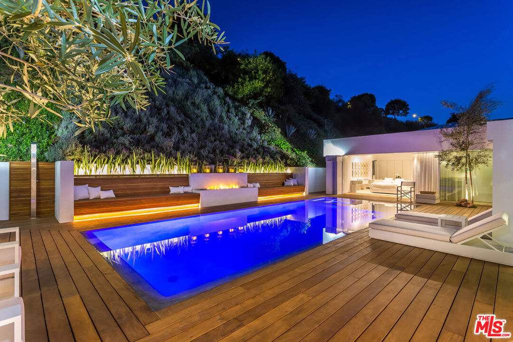 1106 N Hillcrest Road