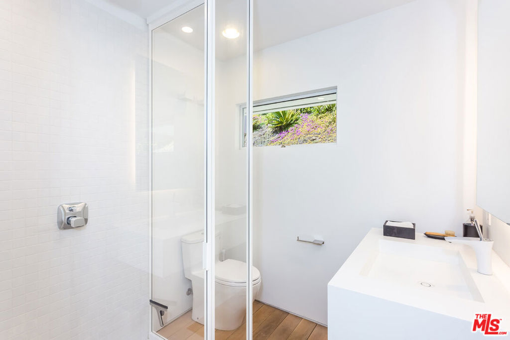 1106 N Hillcrest Road