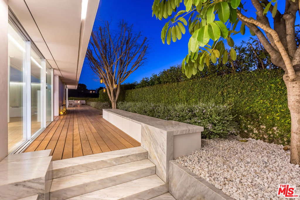 1106 N Hillcrest Road