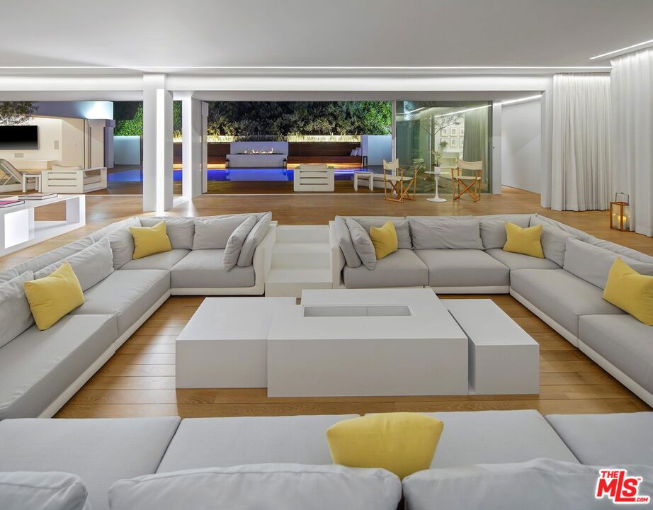 1106 N Hillcrest Road