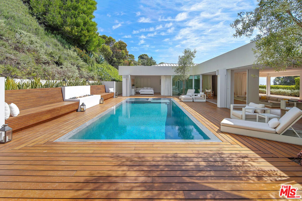 1106 N Hillcrest Road