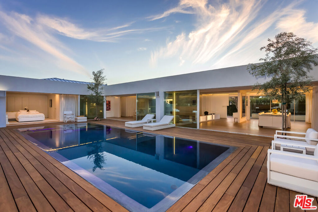 1106 N Hillcrest Road