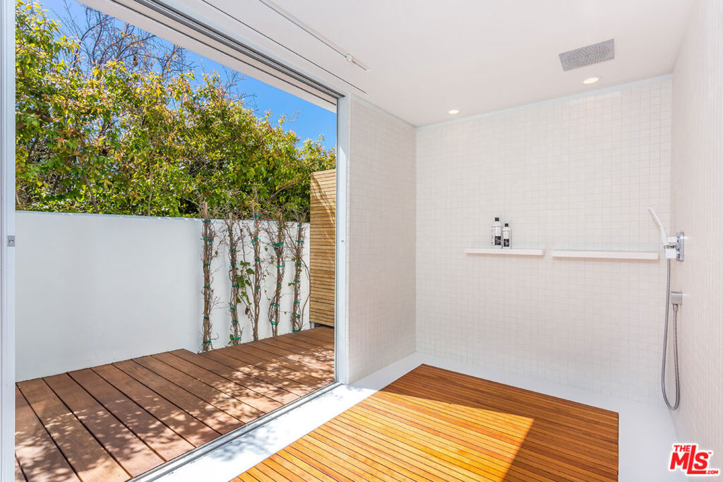 1106 N Hillcrest Road