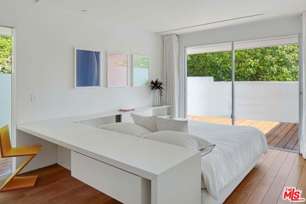 1106 N Hillcrest Road