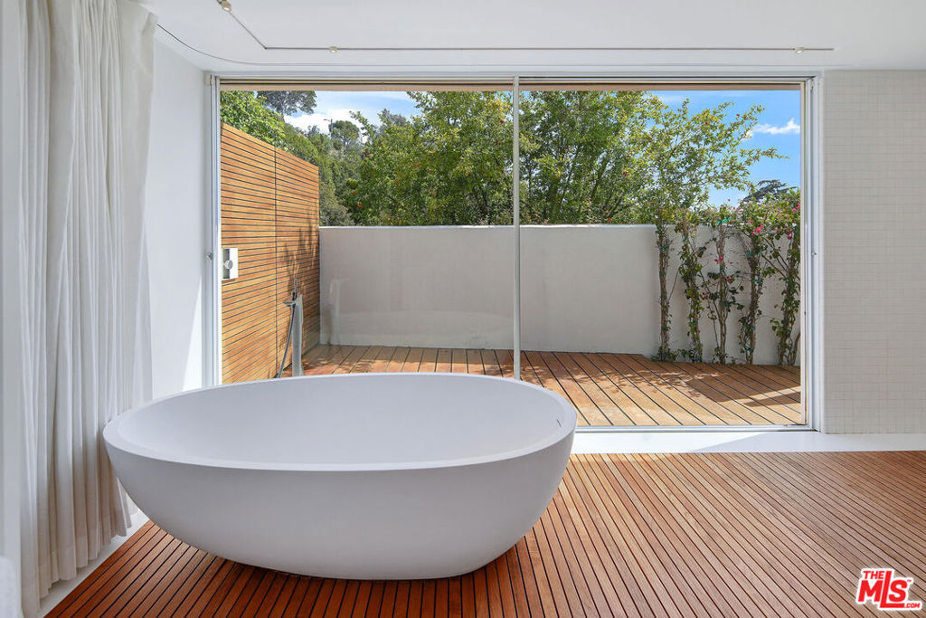 1106 N Hillcrest Road