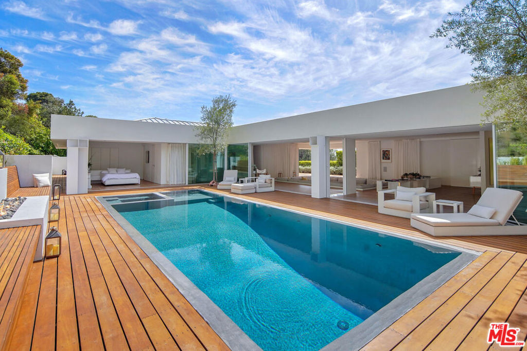 1106 N Hillcrest Road