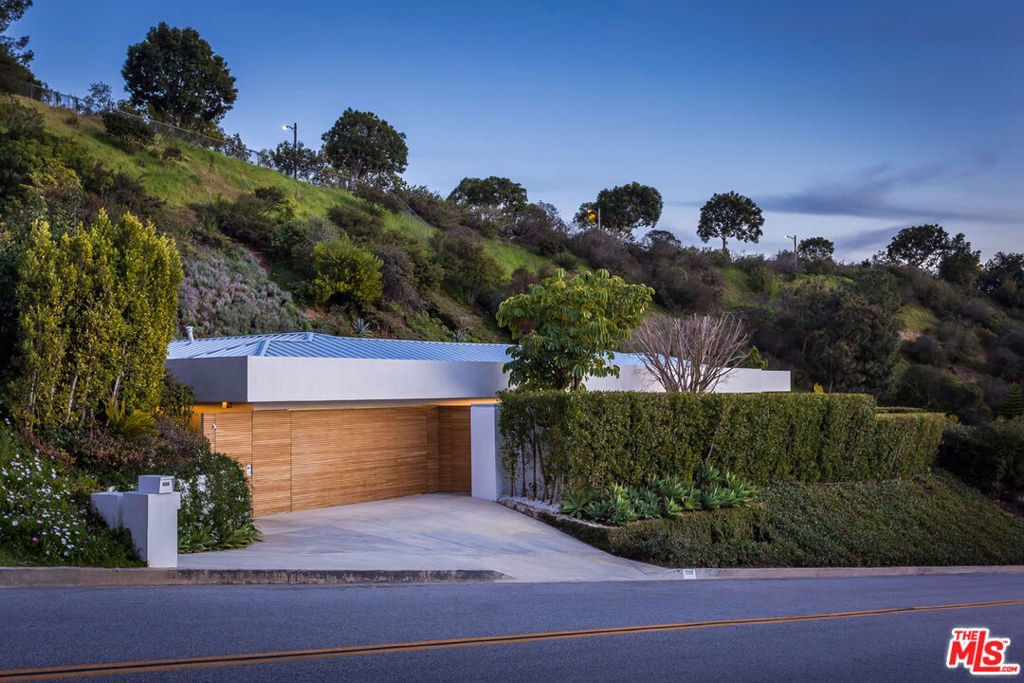 1106 N Hillcrest Road