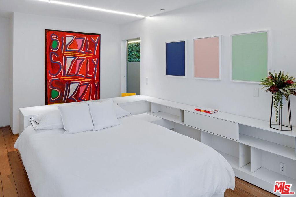 1106 N Hillcrest Road