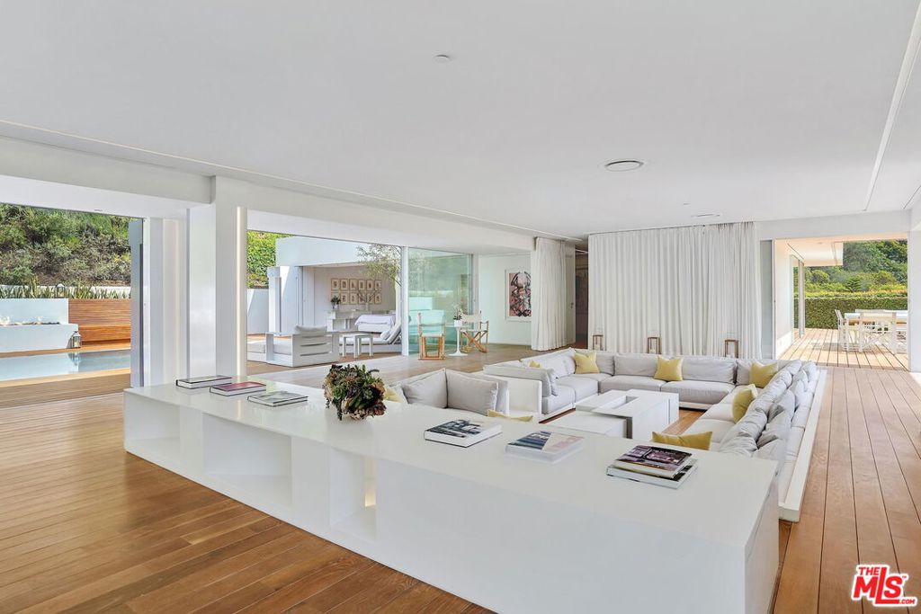 1106 N Hillcrest Road