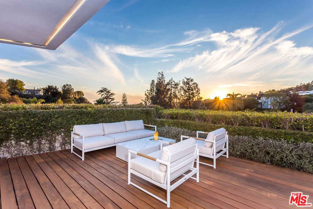 1106 N Hillcrest Road