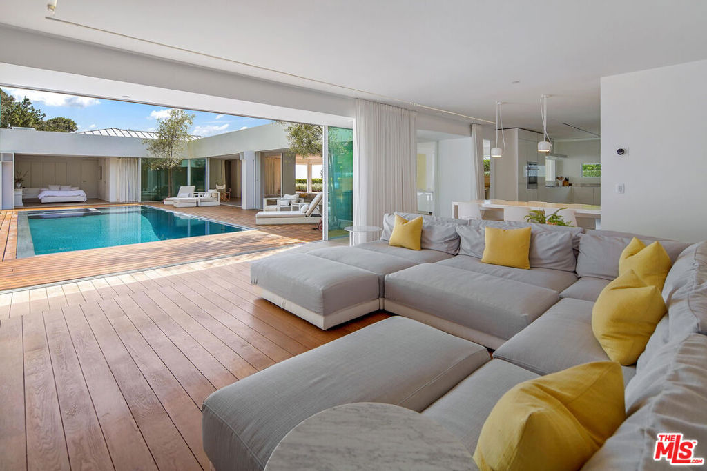 1106 N Hillcrest Road