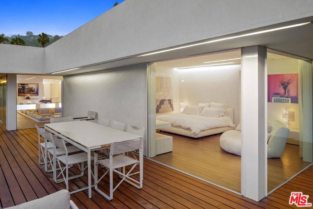 1106 N Hillcrest Road