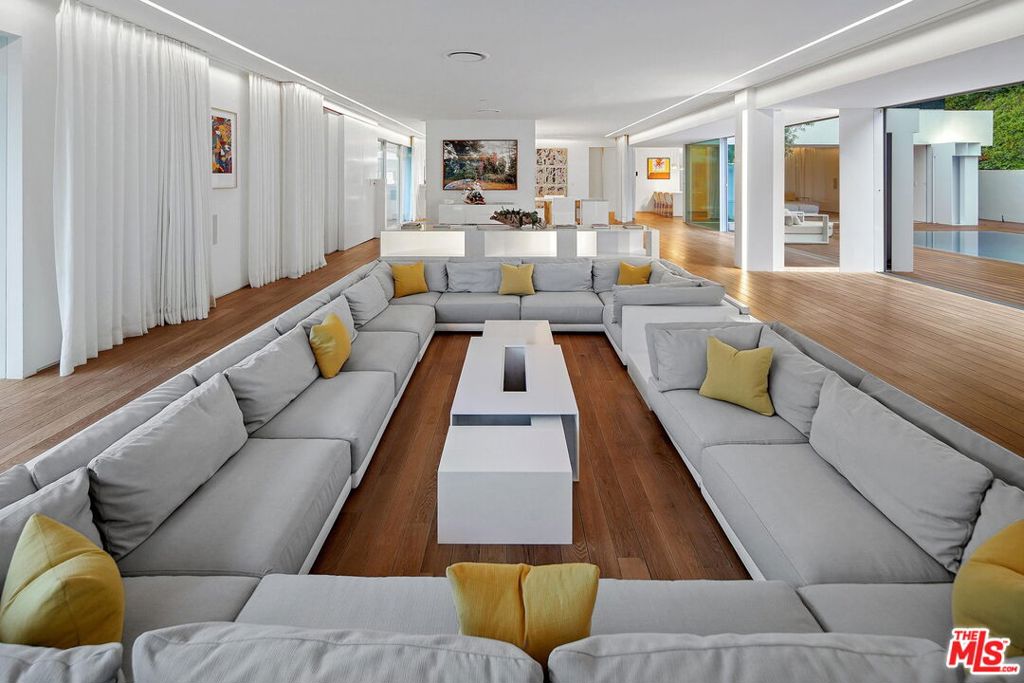 1106 N Hillcrest Road