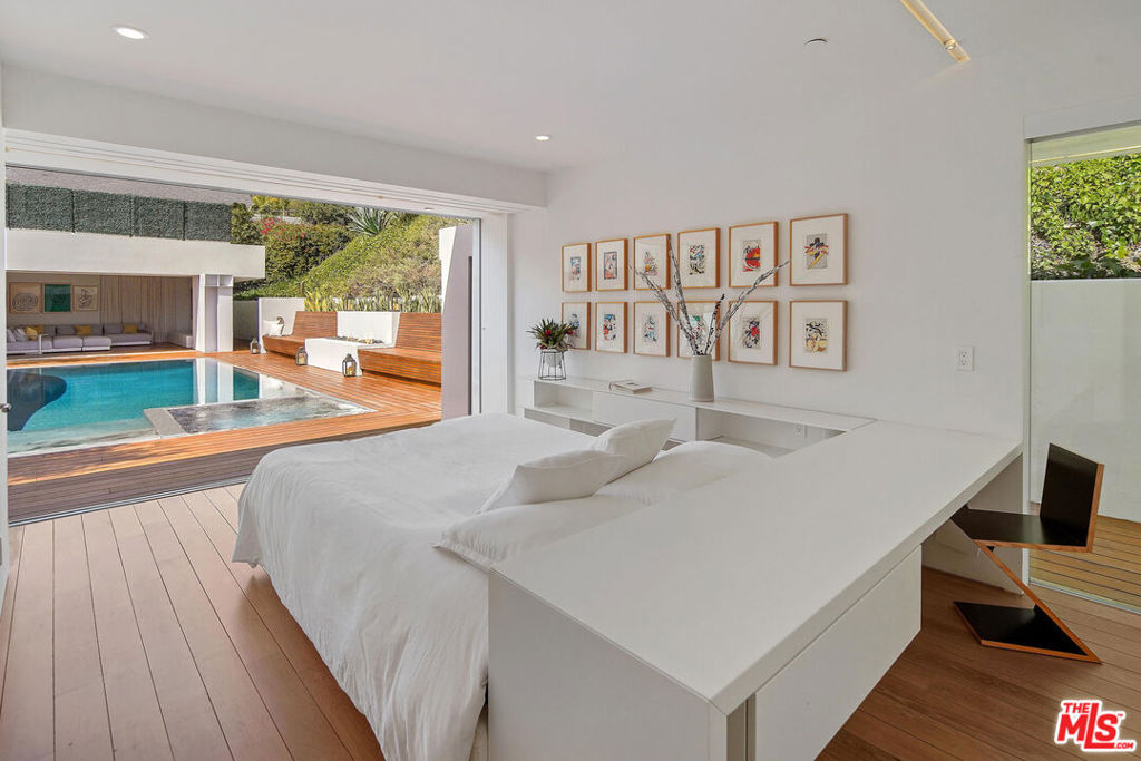 1106 N Hillcrest Road