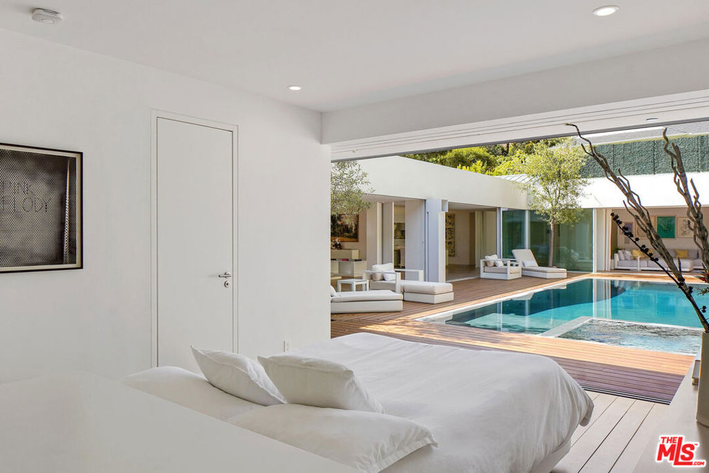 1106 N Hillcrest Road