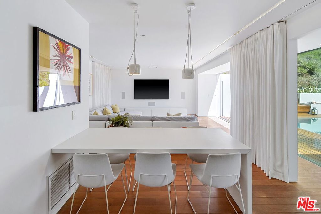 1106 N Hillcrest Road