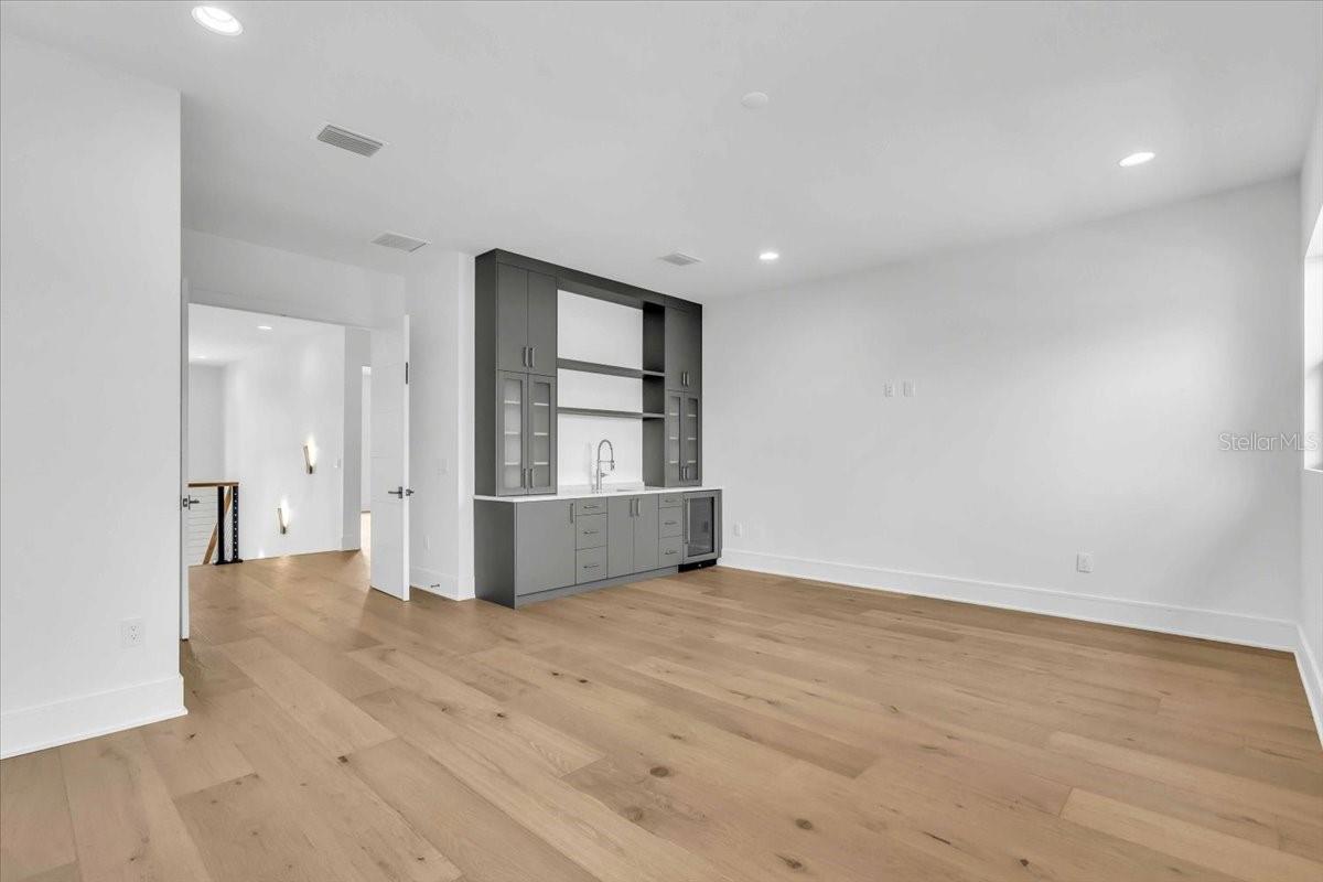 5017 W DICKENS AVE