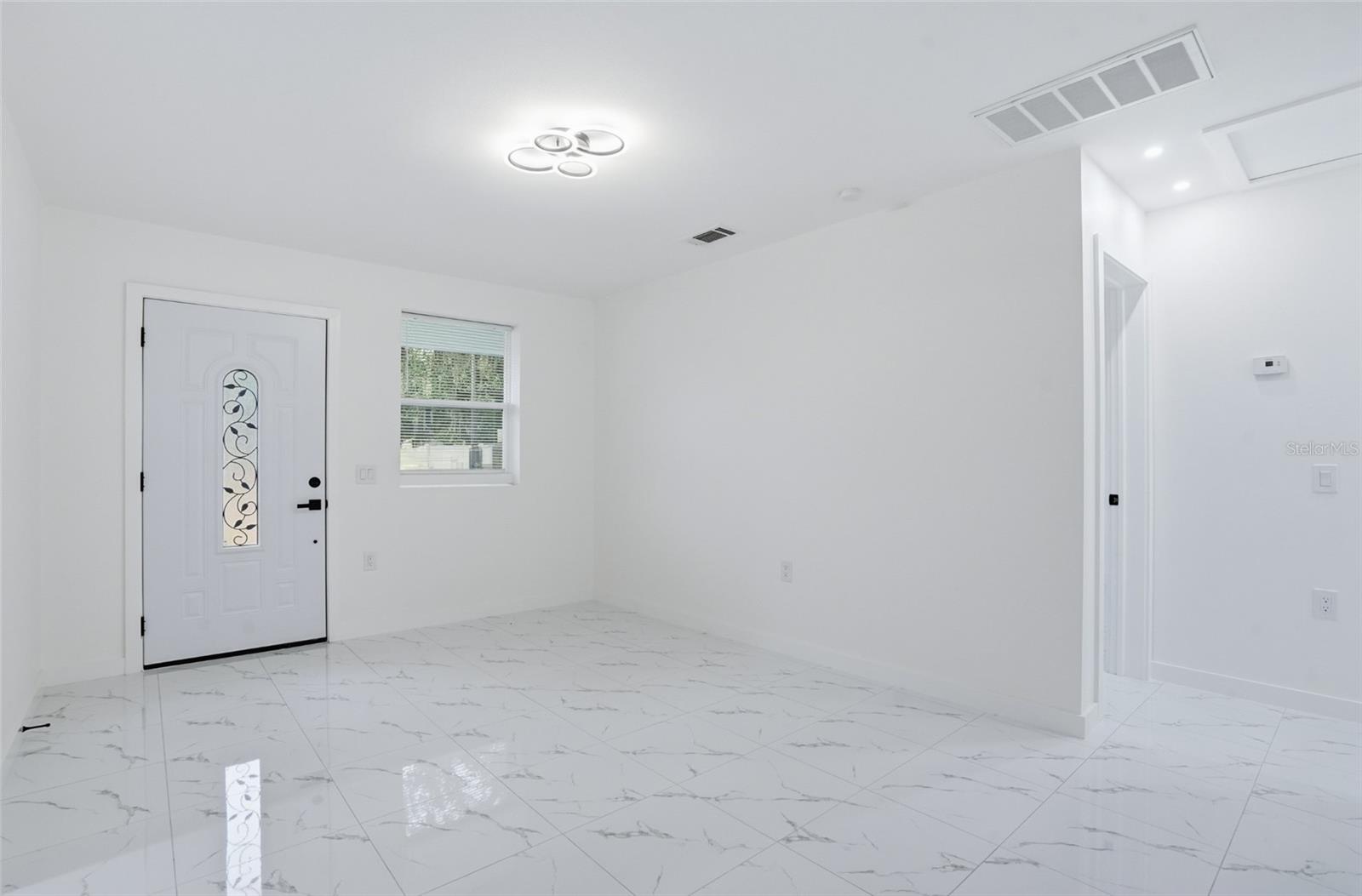 8206 N HILLSBOROUGH LN