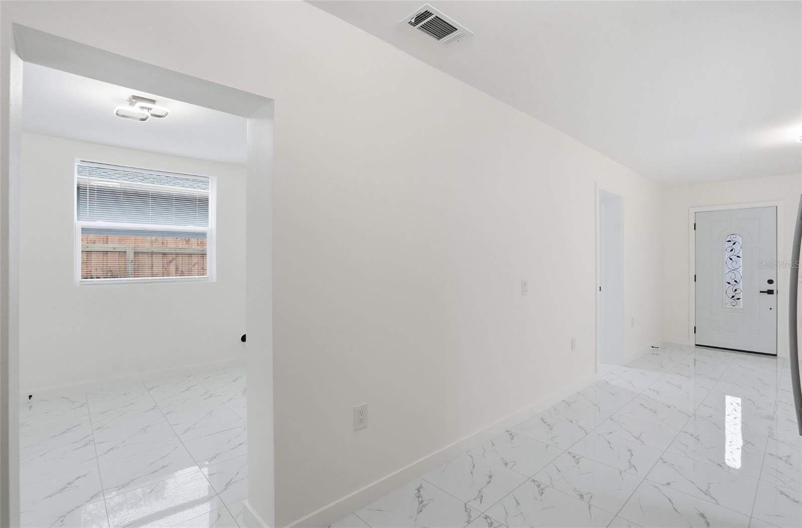 8206 N HILLSBOROUGH LN