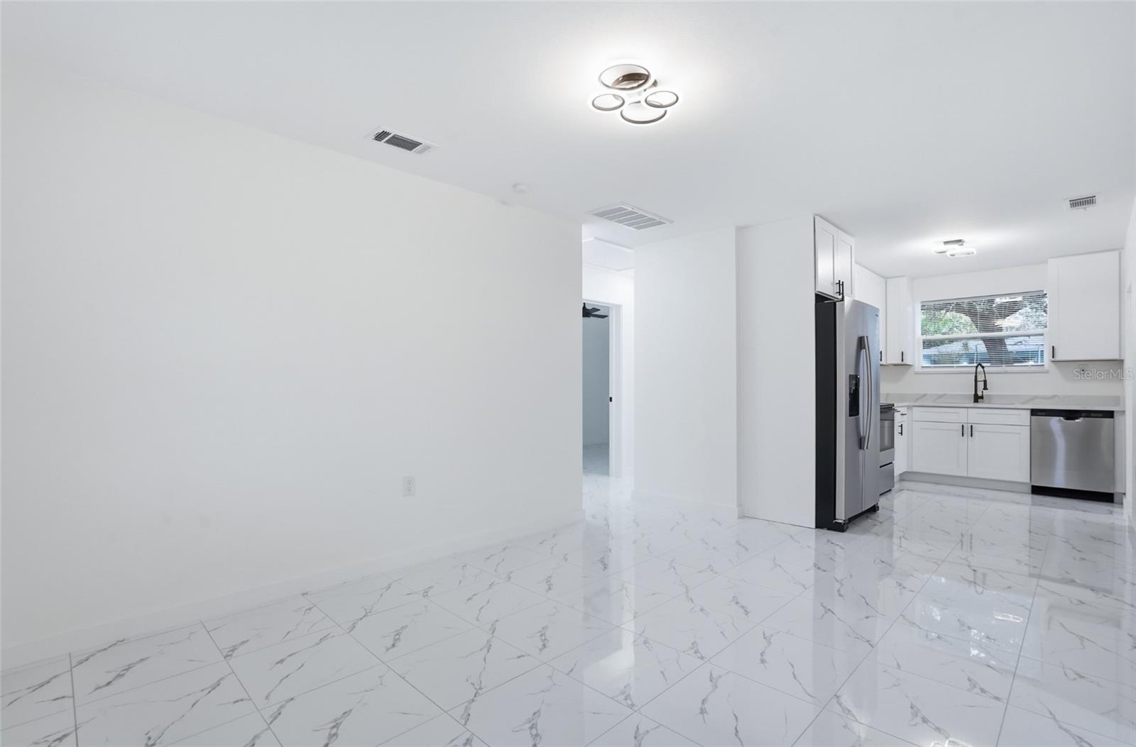 8206 N HILLSBOROUGH LN