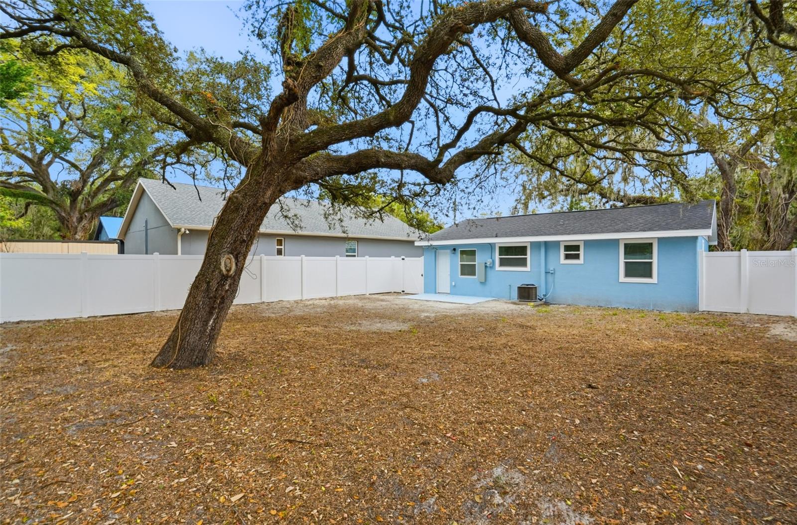 8206 N HILLSBOROUGH LN