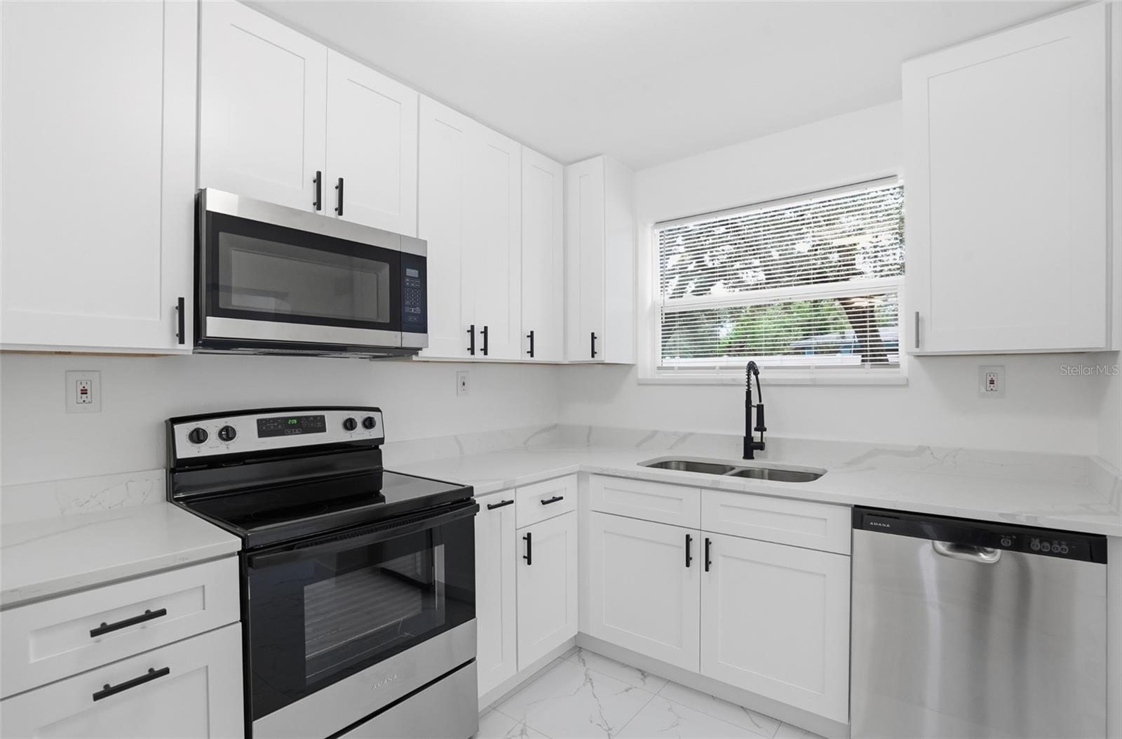 8206 N HILLSBOROUGH LN