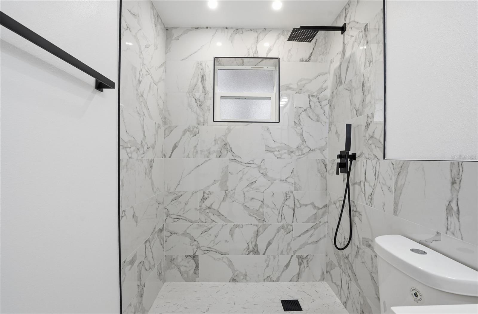 8206 N HILLSBOROUGH LN