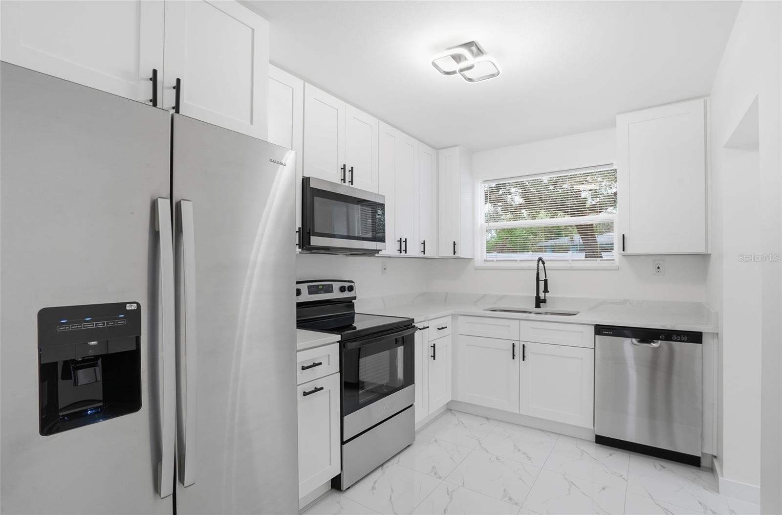 8206 N HILLSBOROUGH LN