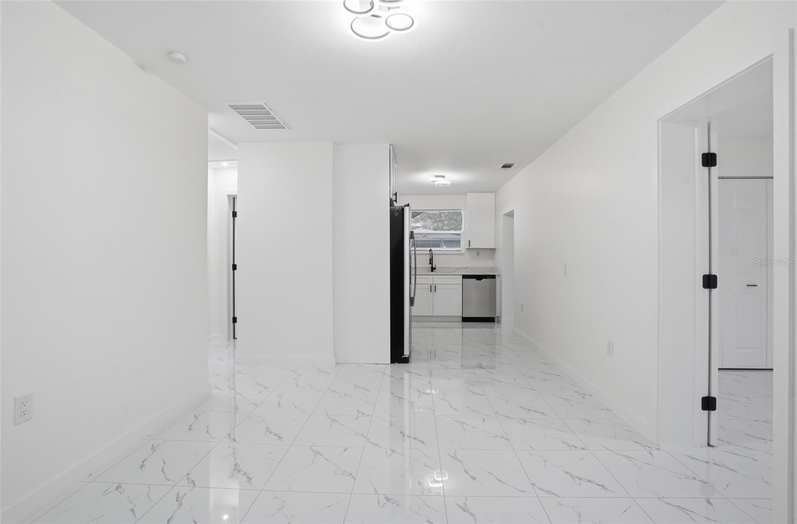 8206 N HILLSBOROUGH LN