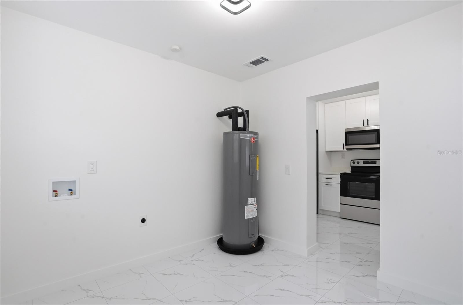 8206 N HILLSBOROUGH LN