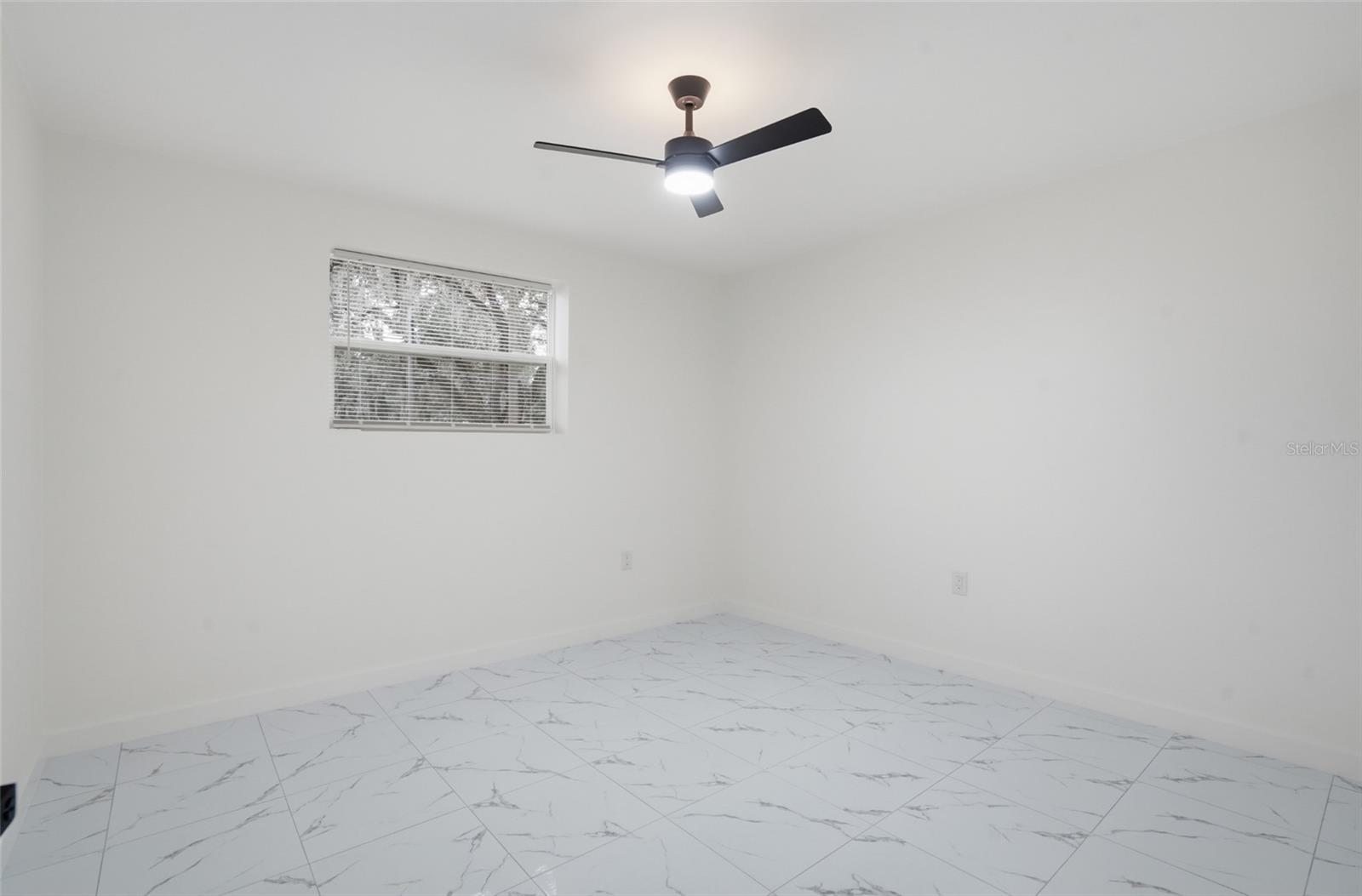 8206 N HILLSBOROUGH LN