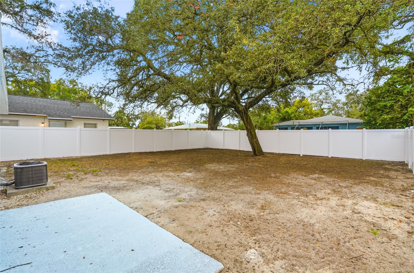 8206 N HILLSBOROUGH LN