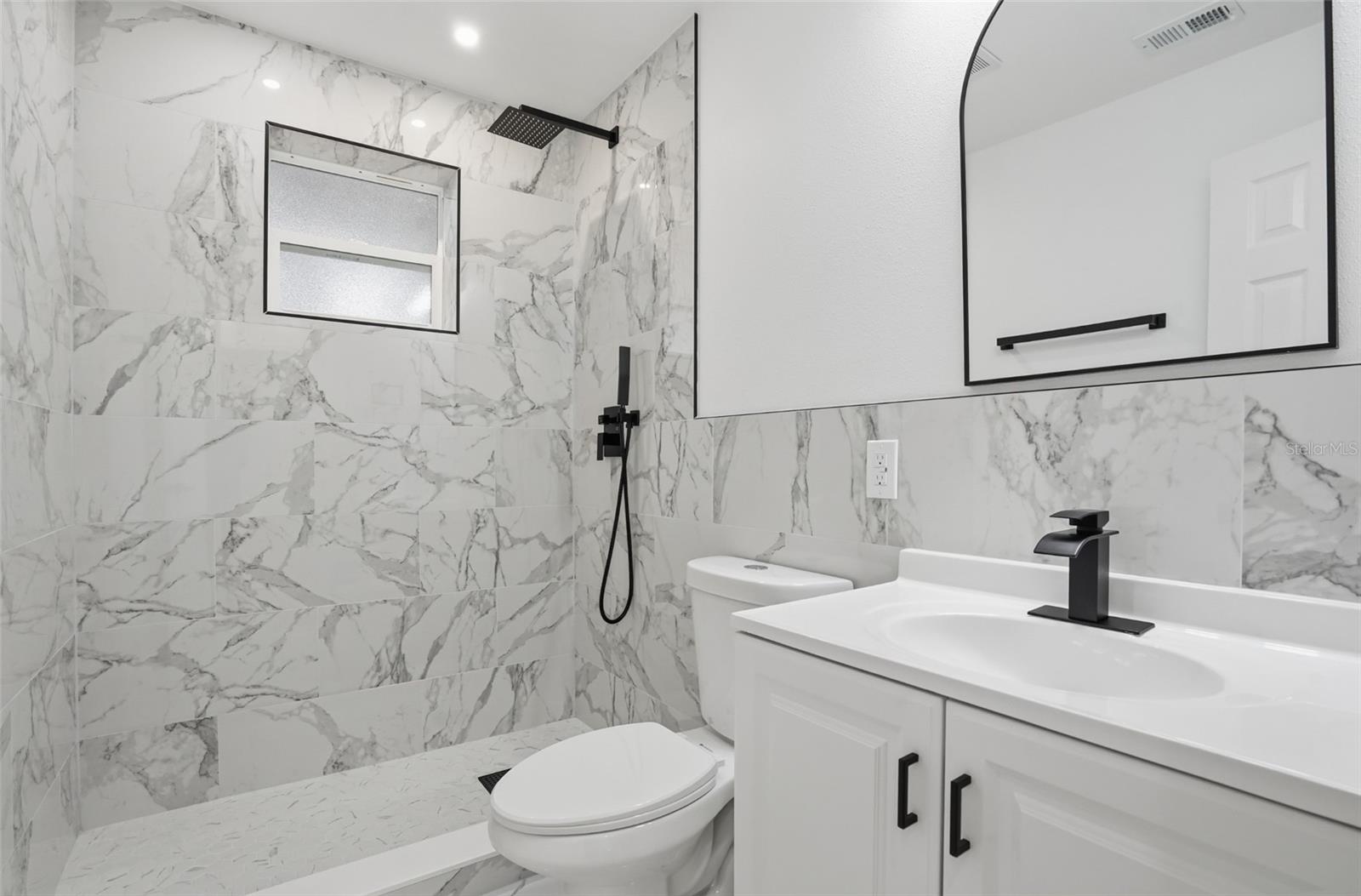 8206 N HILLSBOROUGH LN