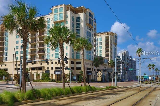 1227 E MADISON ST #601