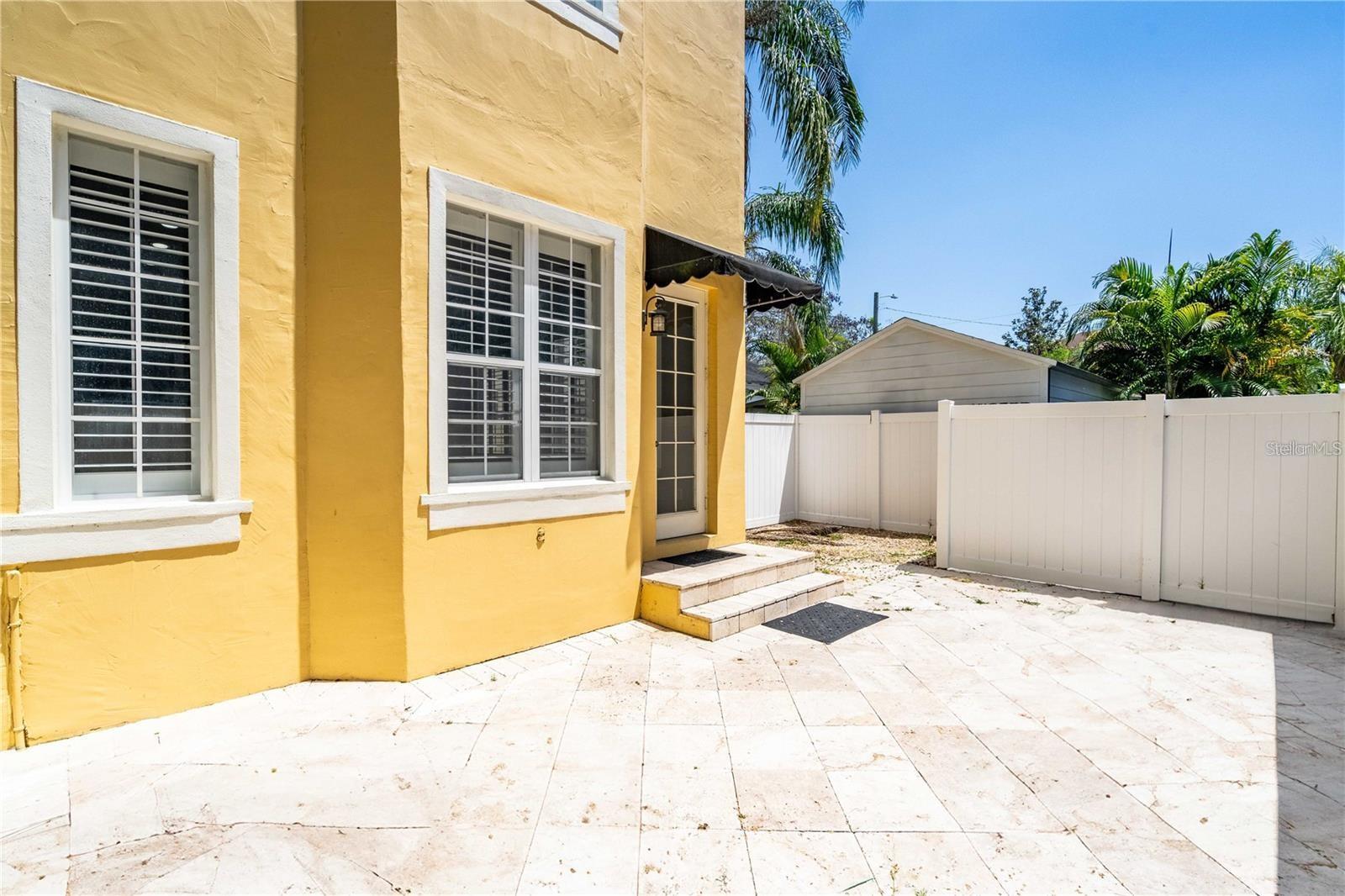 213 S ARRAWANA AVE