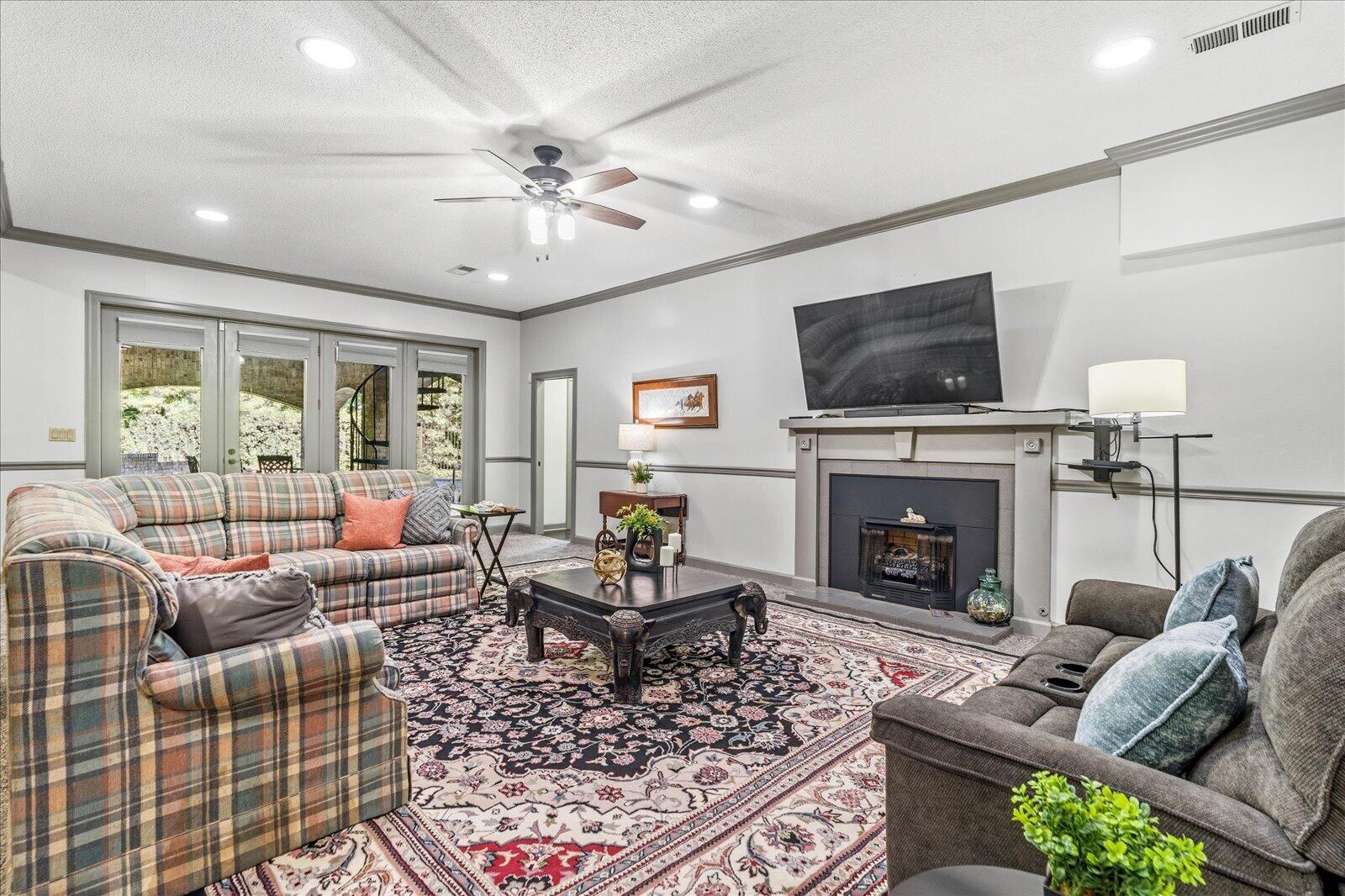 551 N Crest Court