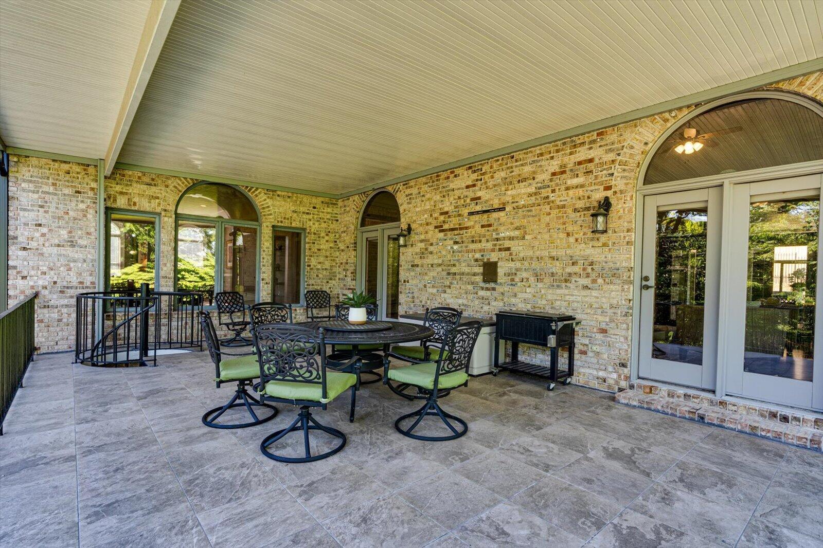 551 N Crest Court