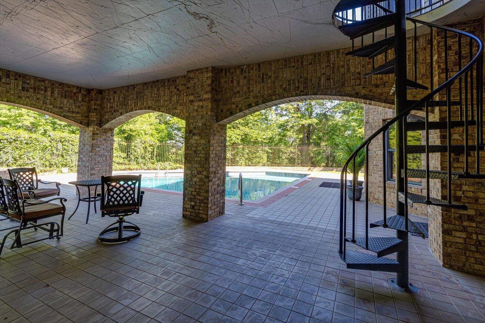 551 N Crest Court