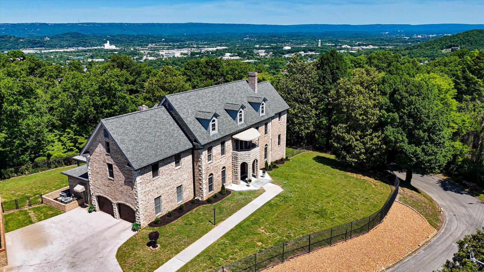 551 N Crest Court