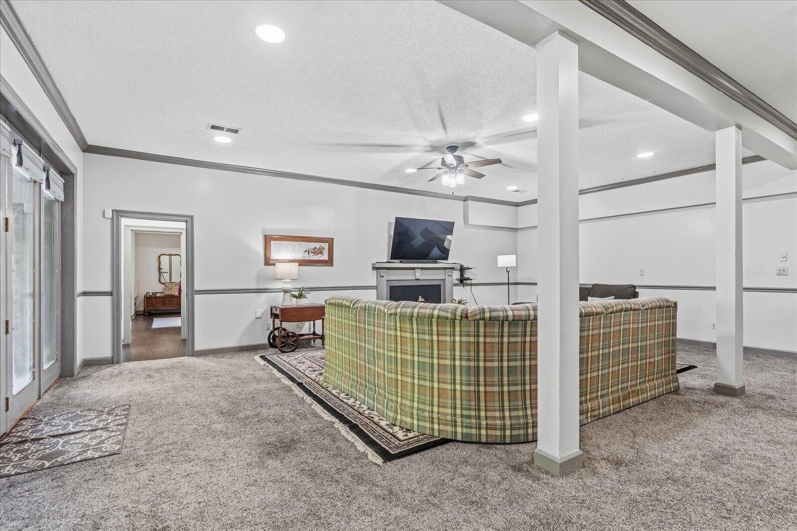 551 N Crest Court