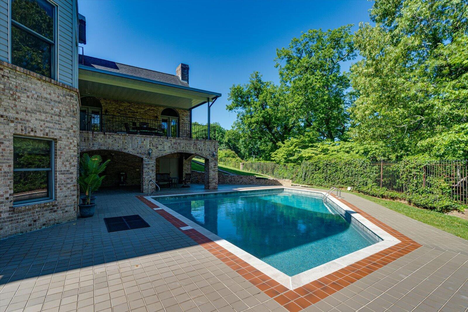551 N Crest Court