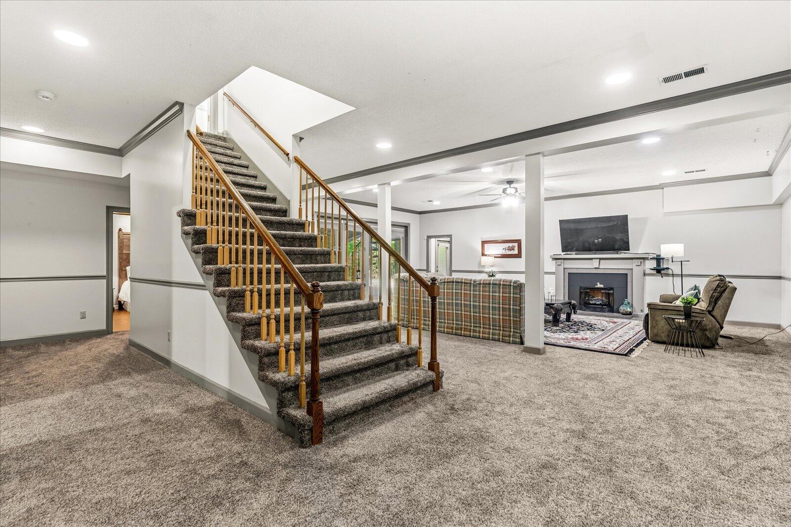 551 N Crest Court